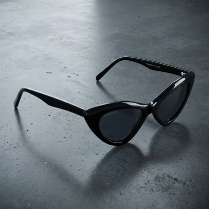 Femme Black cat eye polarized sunglasses in bio-acetate · ReFramed, photo 13 of 15