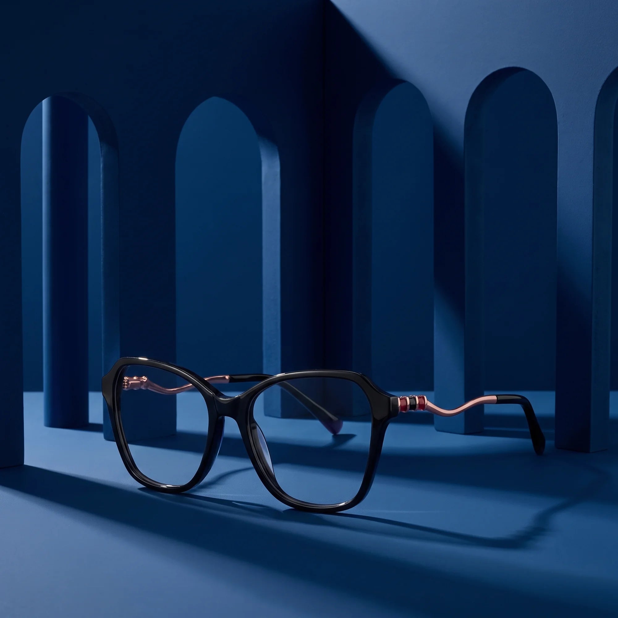 Fiore 1030 eyeglasses in black – still life among monochrome midnight blue arches
