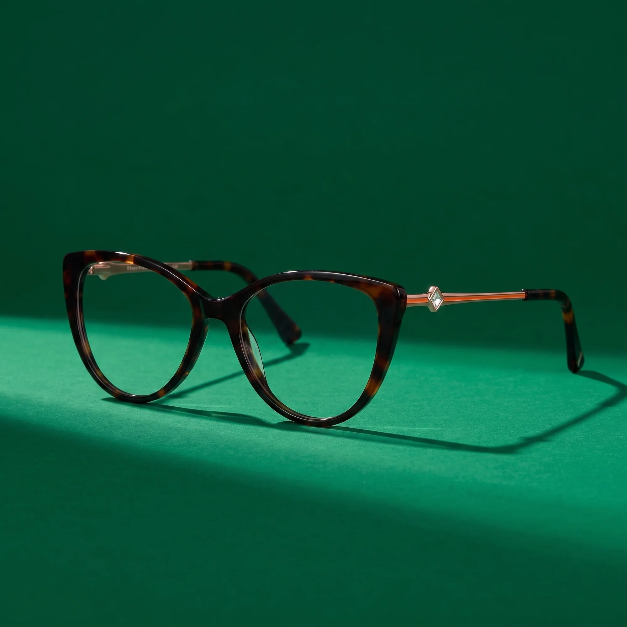Fiore 1031 eyeglasses in tortoiseshell – still life on a seamless emerald studio backdrop