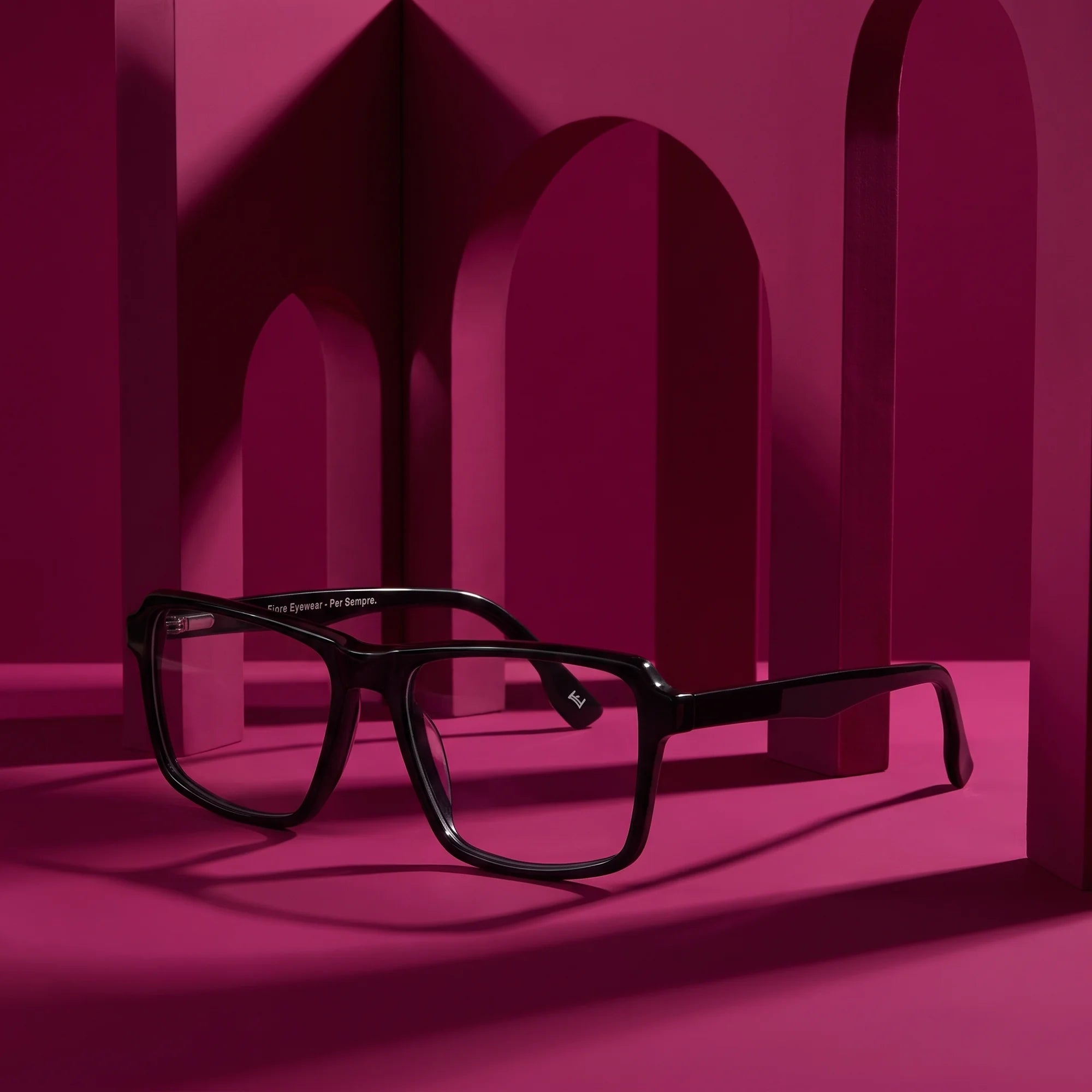 Fiore 1038 eyeglasses in black – staged on a sculptural magenta architecture set