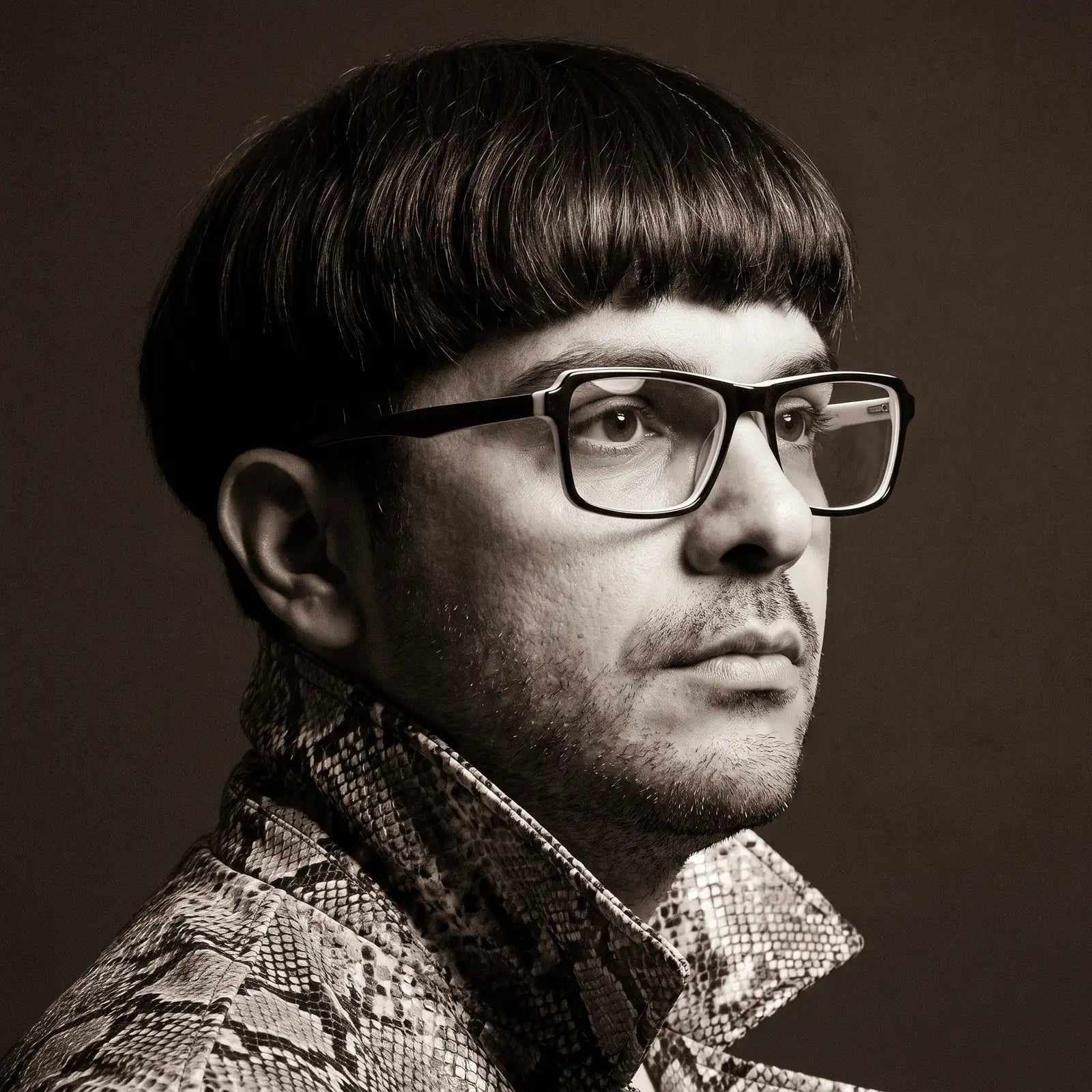 Fiore 1038 eyeglasses in black white, worn by a model – campaign portrait, monochrome studio portrait, red graphic accents