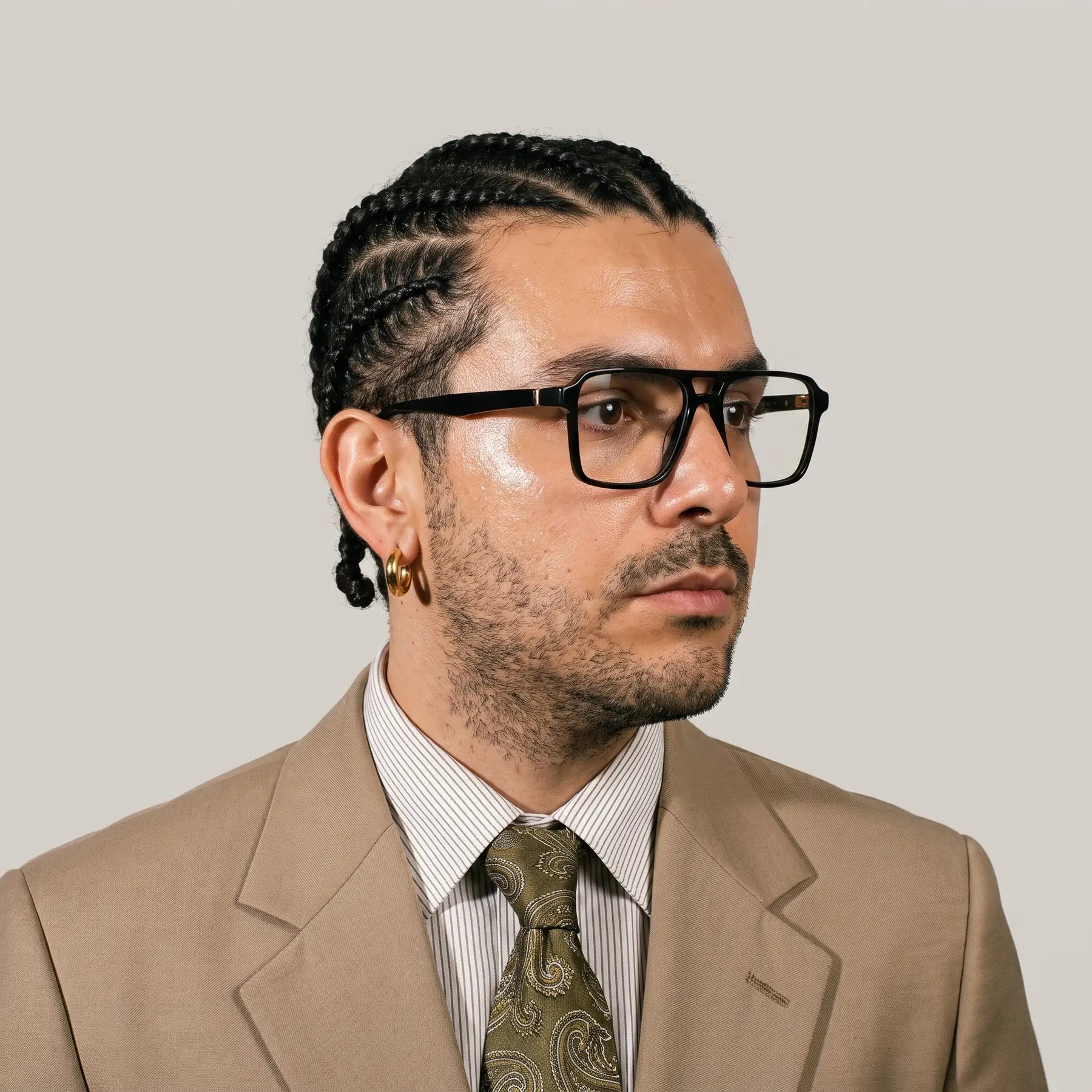 Fiore 1039 eyeglasses in black, worn by a model – campaign portrait, clean beige studio three-quarter portrait
