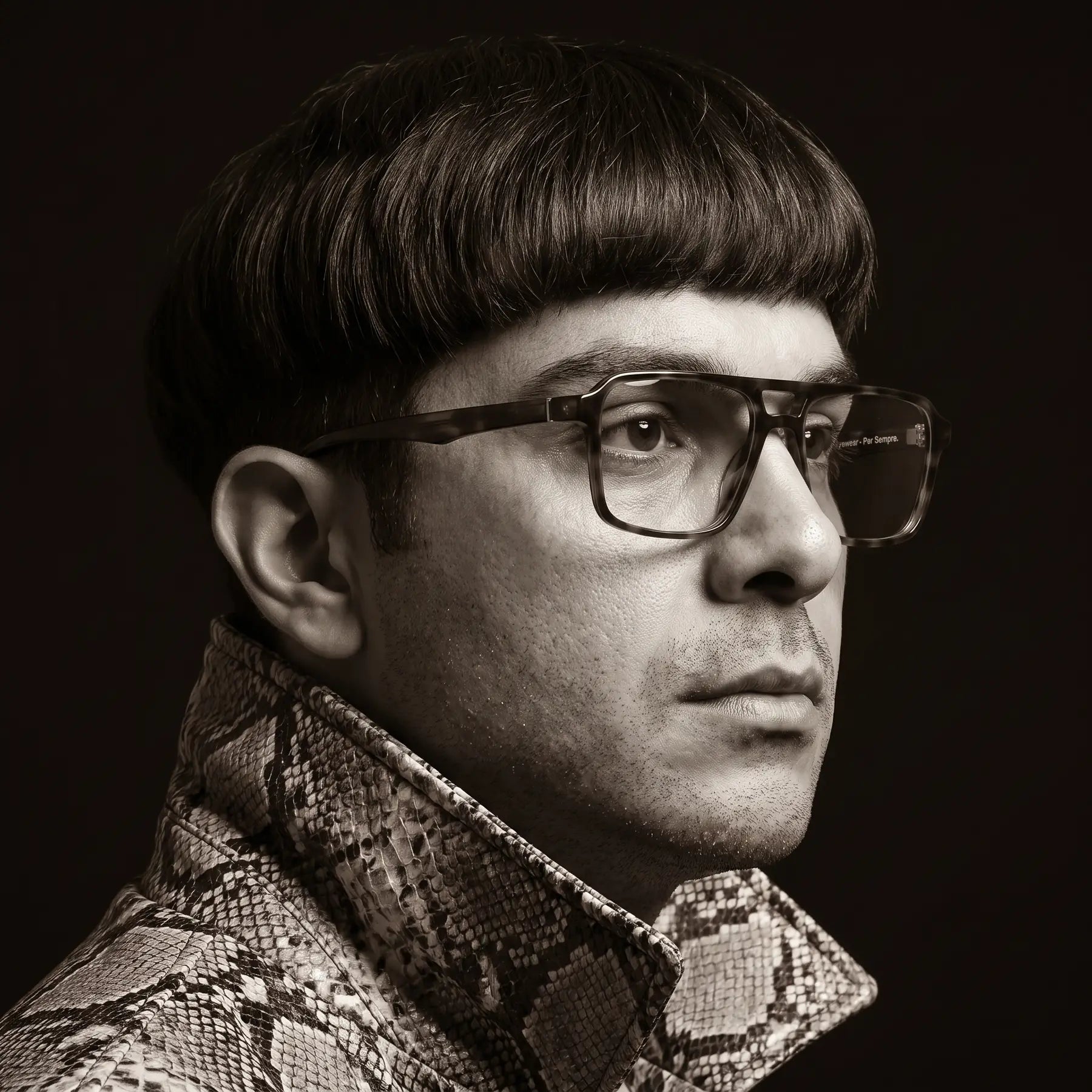 Fiore 1039 eyeglasses in tortoiseshell, worn by a model – campaign portrait, monochrome studio portrait, red graphic accents