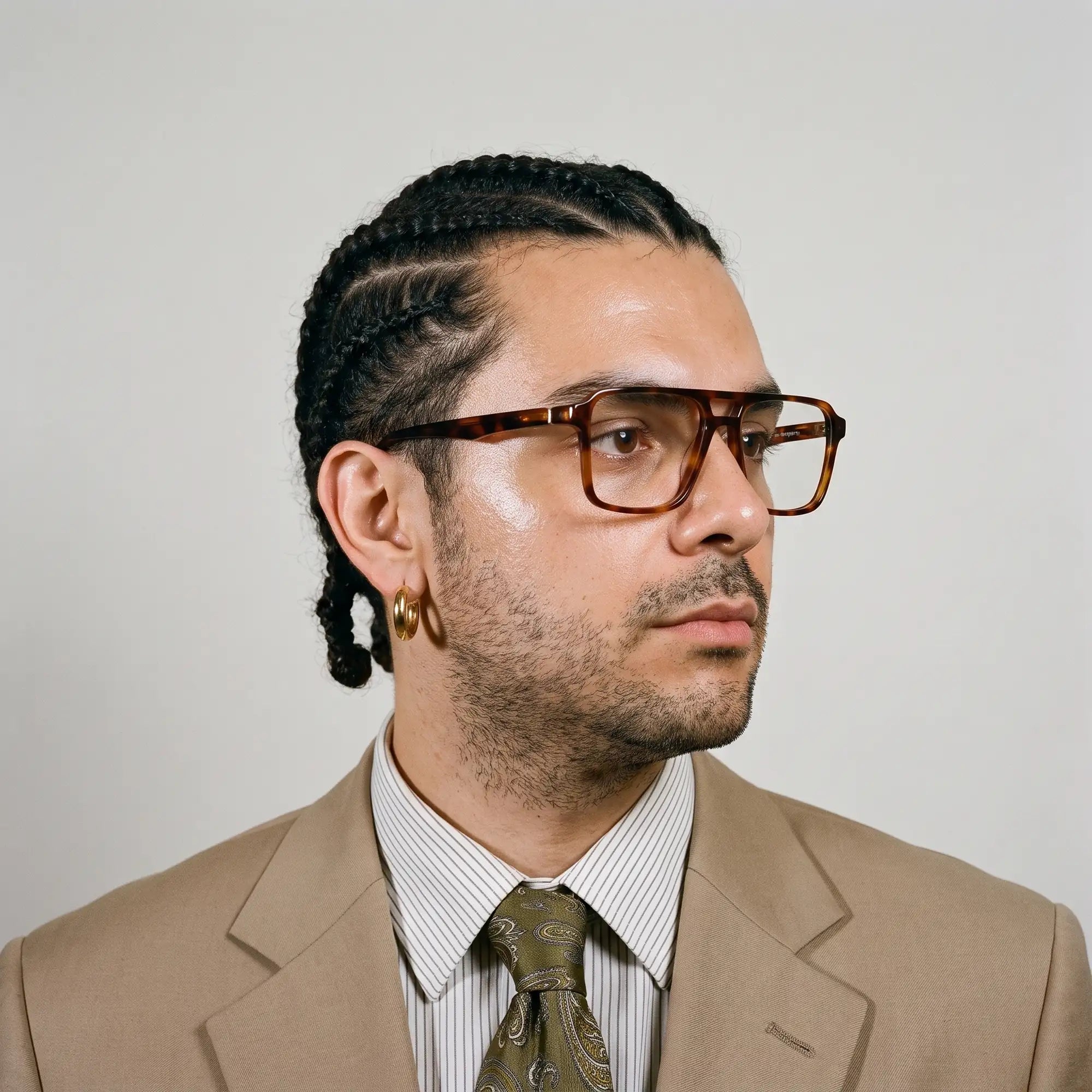 Fiore 1039 eyeglasses in tortoiseshell, worn by a model – campaign portrait, clean beige studio three-quarter portrait