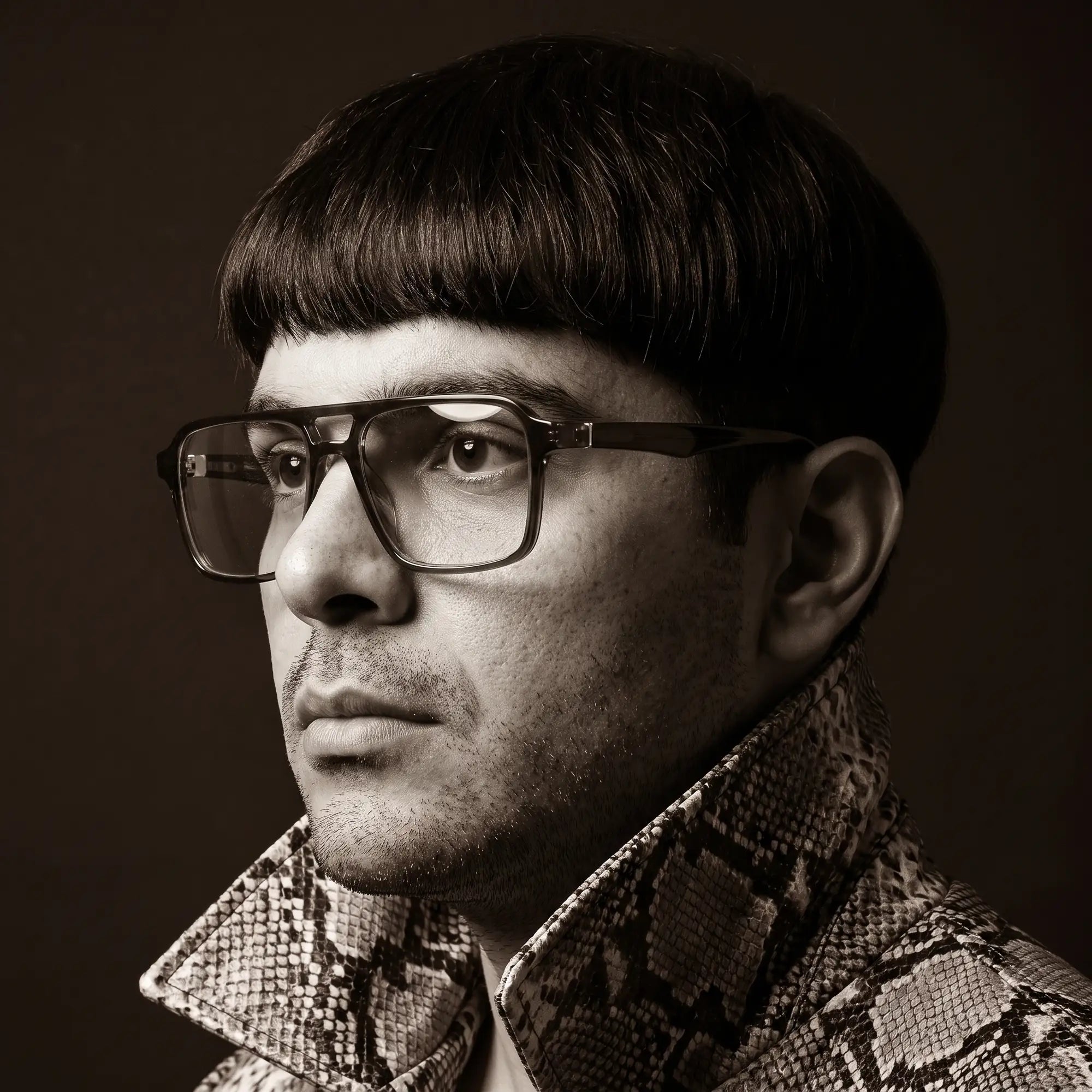 Fiore 1039 eyeglasses in blue, worn by a model – campaign portrait, monochrome studio portrait, red graphic accents