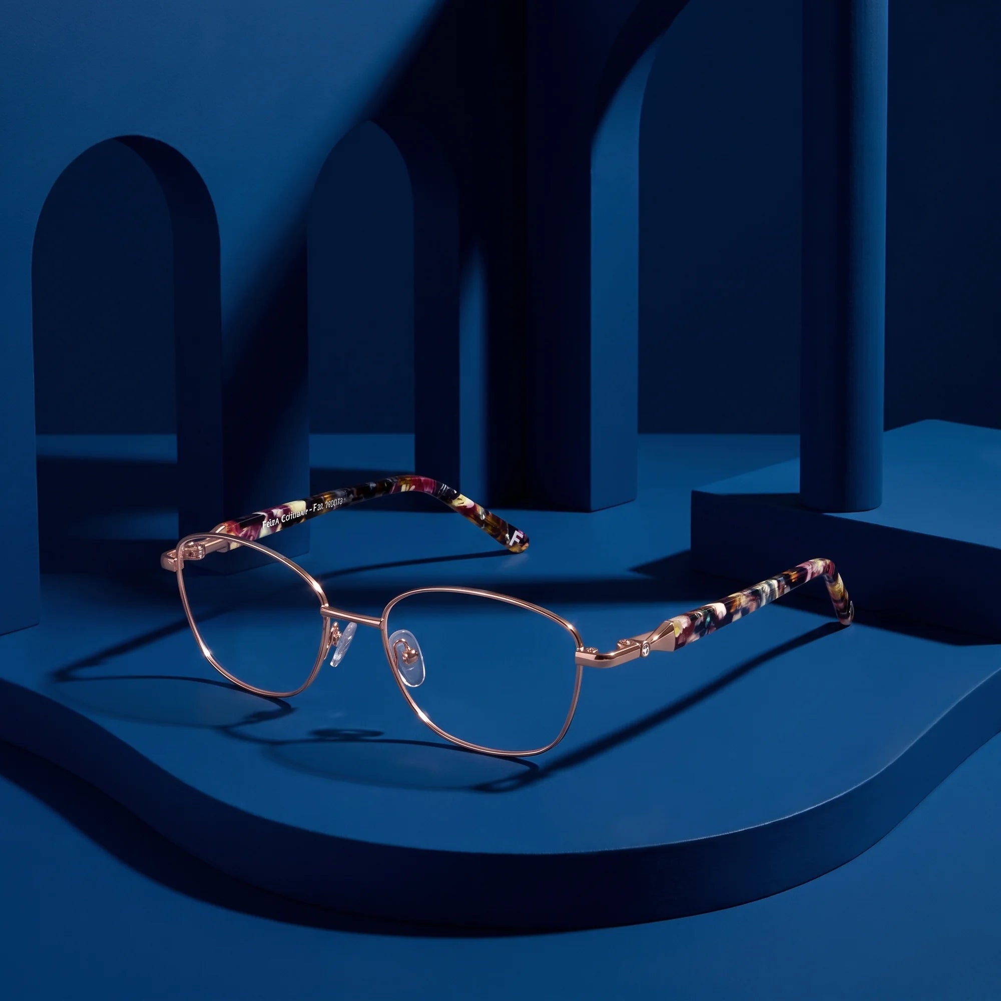 Fiore 2208 eyeglasses in brown gold – still life among monochrome midnight blue arches
