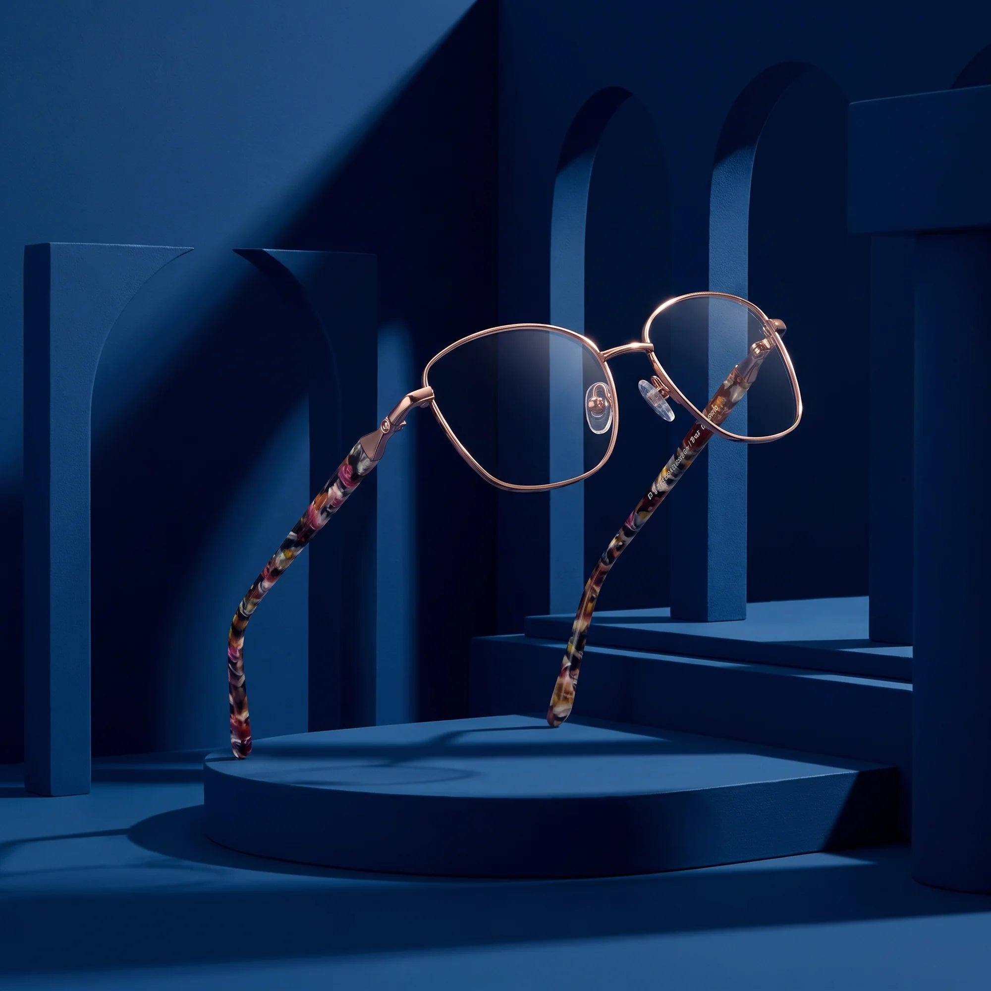 Fiore 2208 eyeglasses in brown tortoiseshell – still life among monochrome midnight blue arches