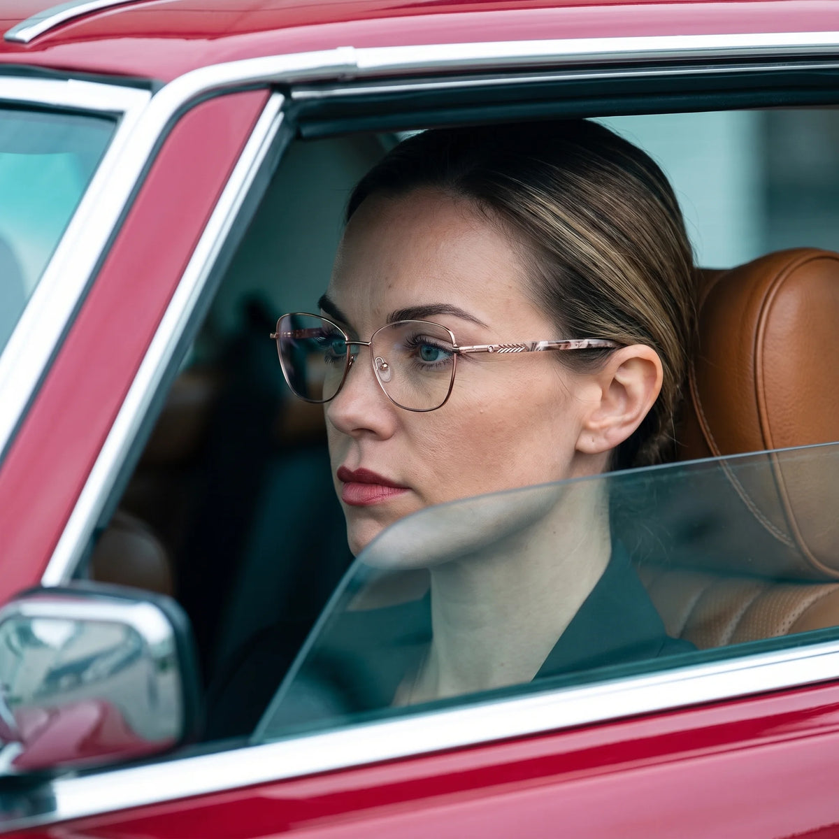 Fiore 2210 eyeglasses in gold brown, worn by a model – campaign portrait, gaze through a classic red car window