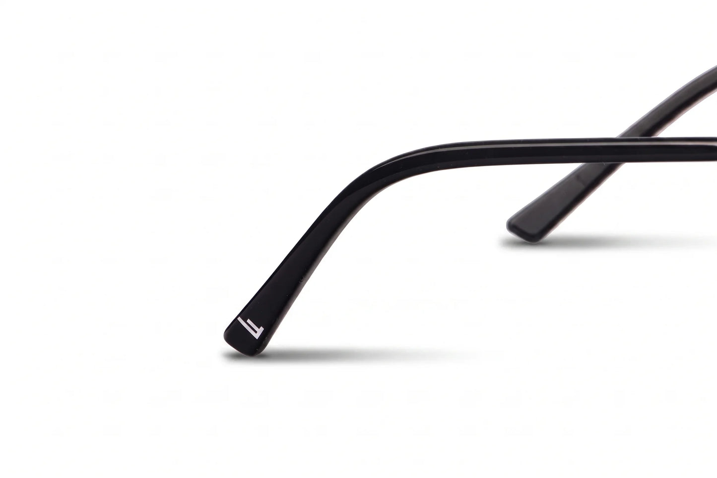 Fiore 3921 eyeglasses in black gold – temple logo detail