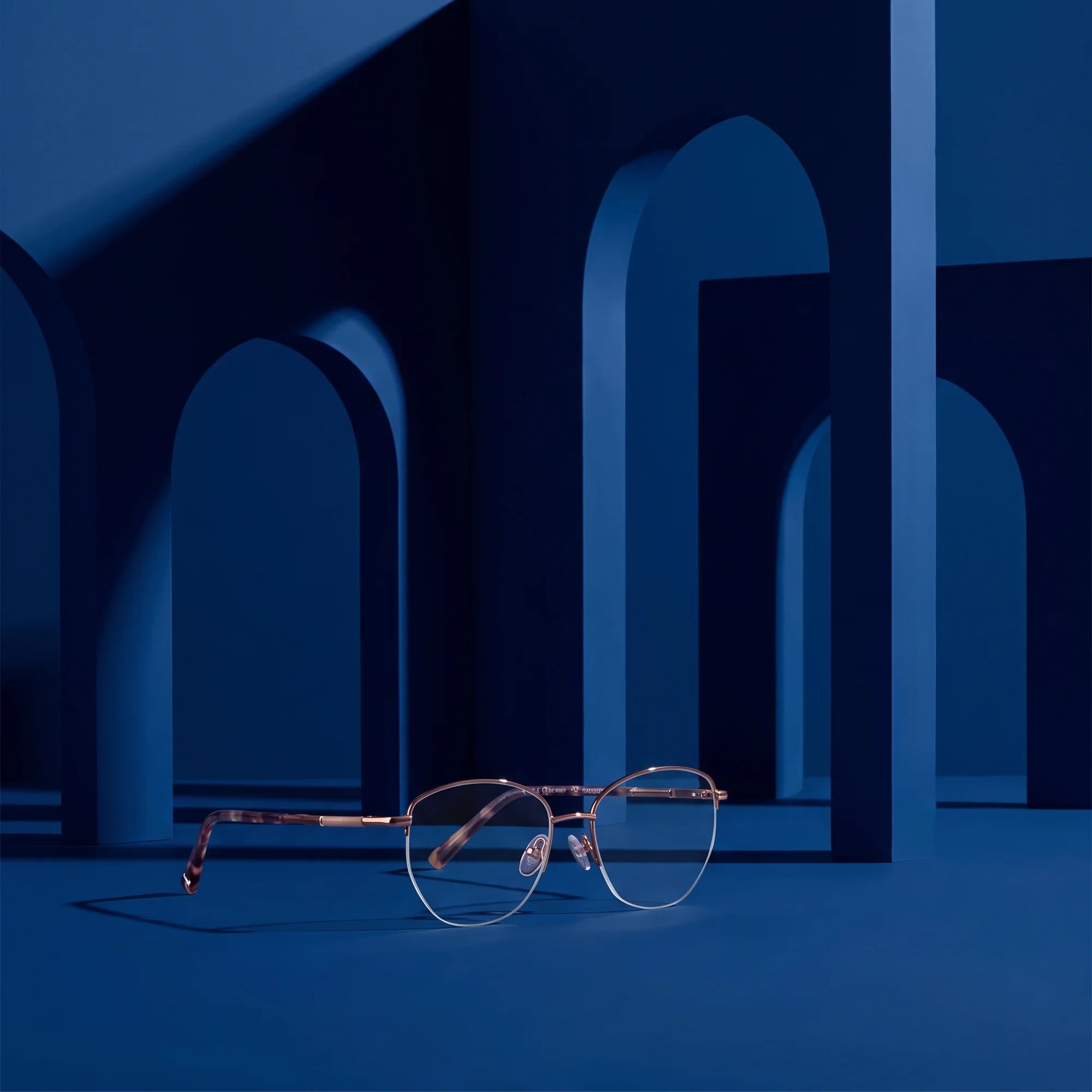 Fiore 3921 eyeglasses in brown gold – still life among monochrome midnight blue arches