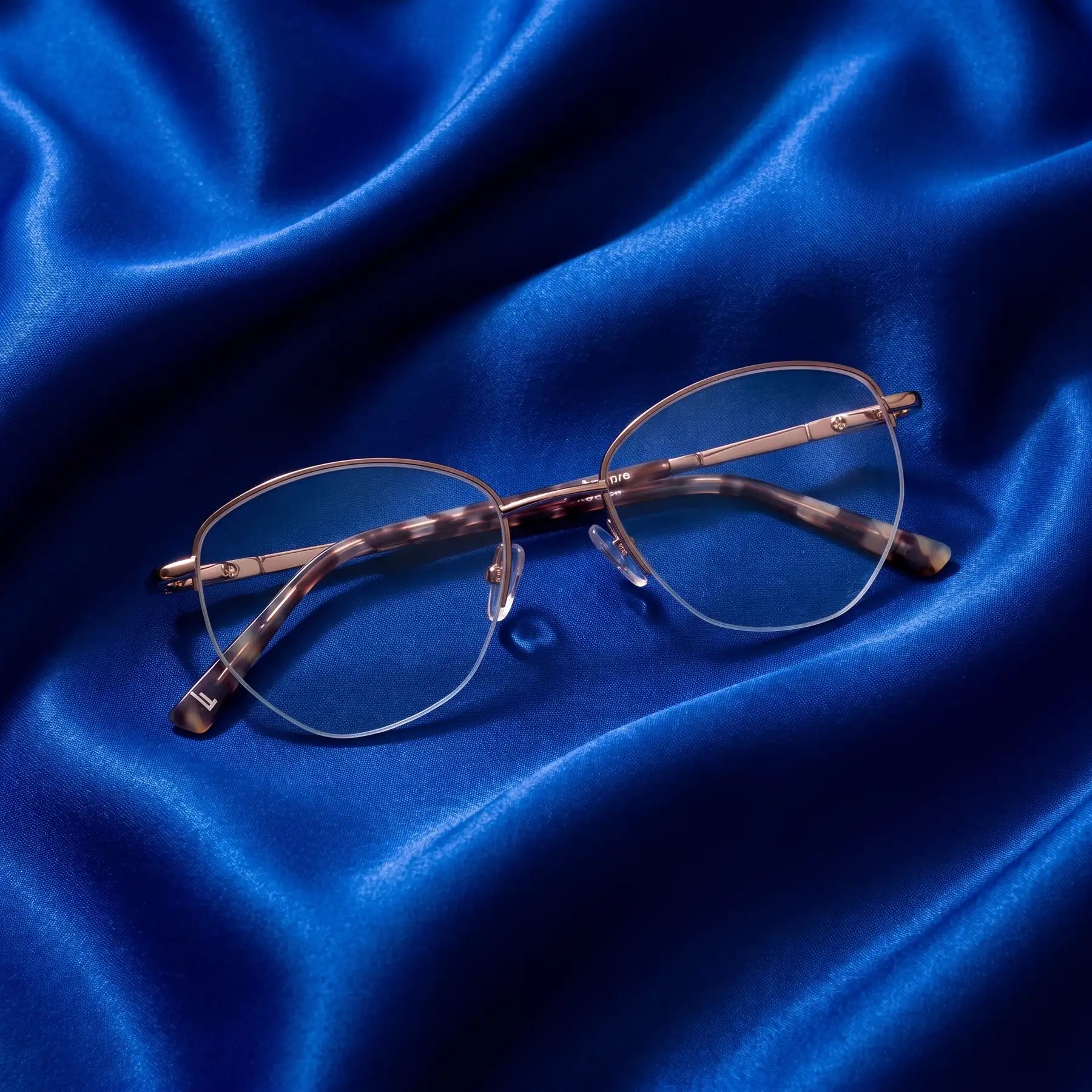 Fiore 3921 eyeglasses in brown gold – nested in flowing cobalt silk