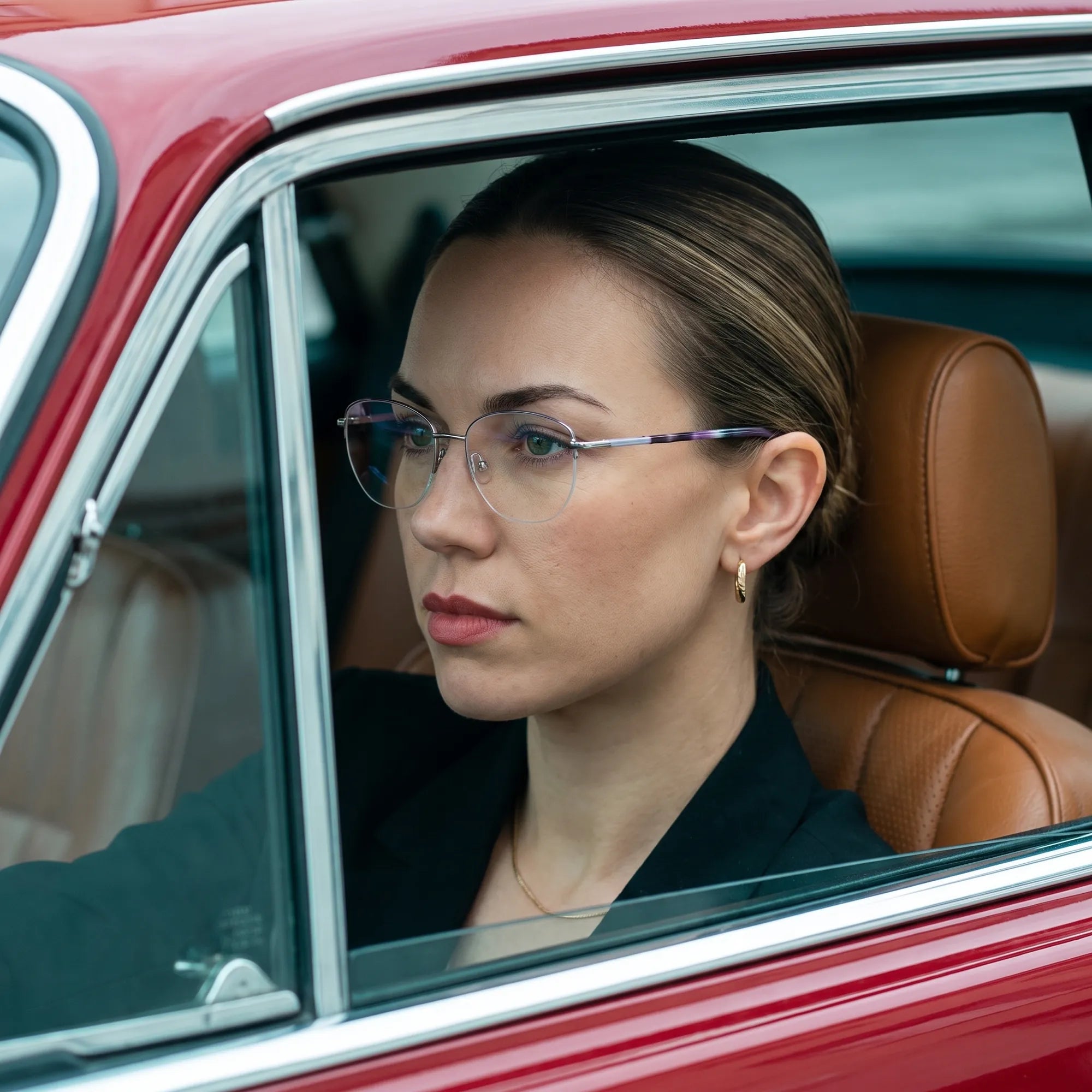 Fiore 3921 eyeglasses in purple silver, worn by a model – campaign portrait, gaze through a classic red car window