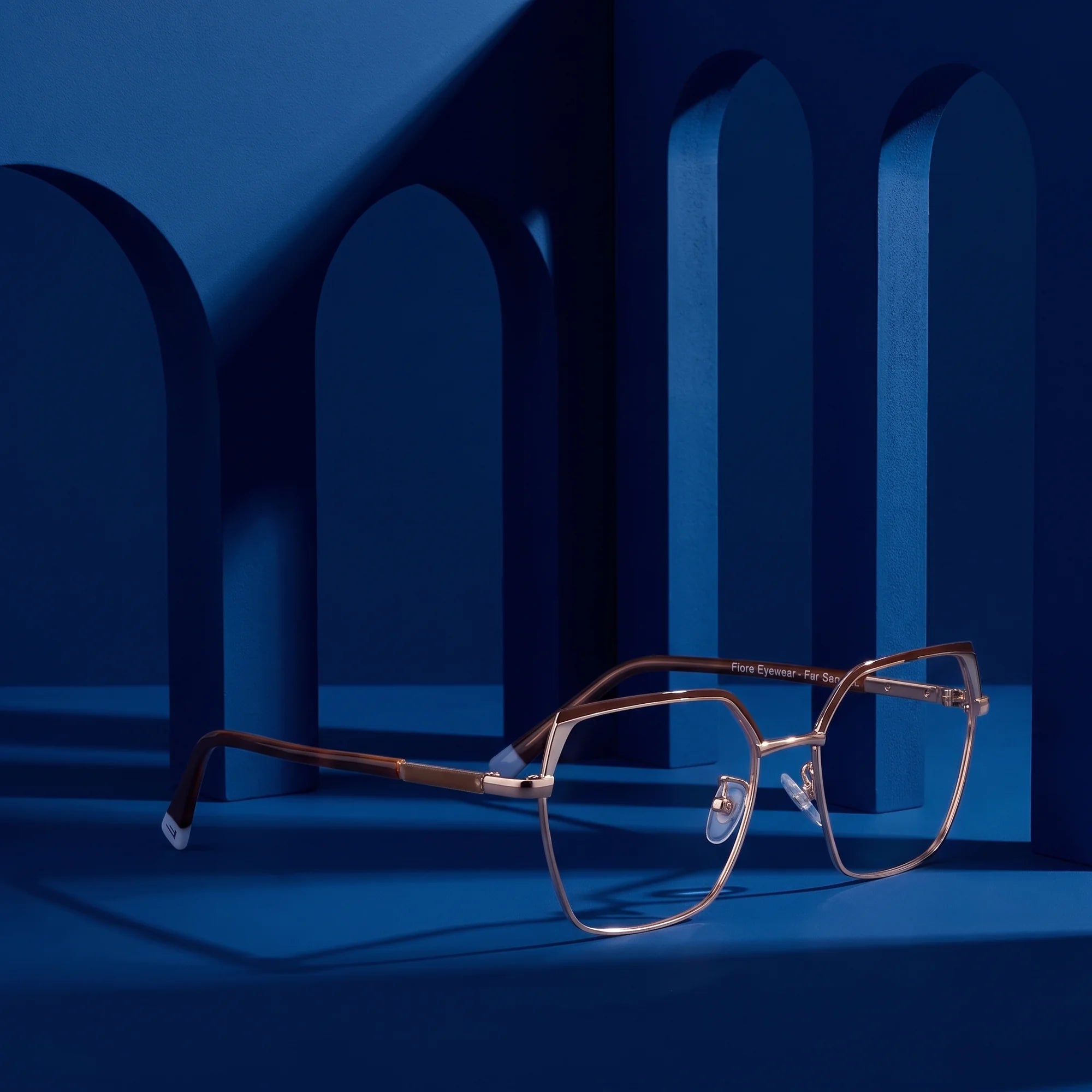 Fiore 3971 eyeglasses in brown gold – still life among monochrome midnight blue arches