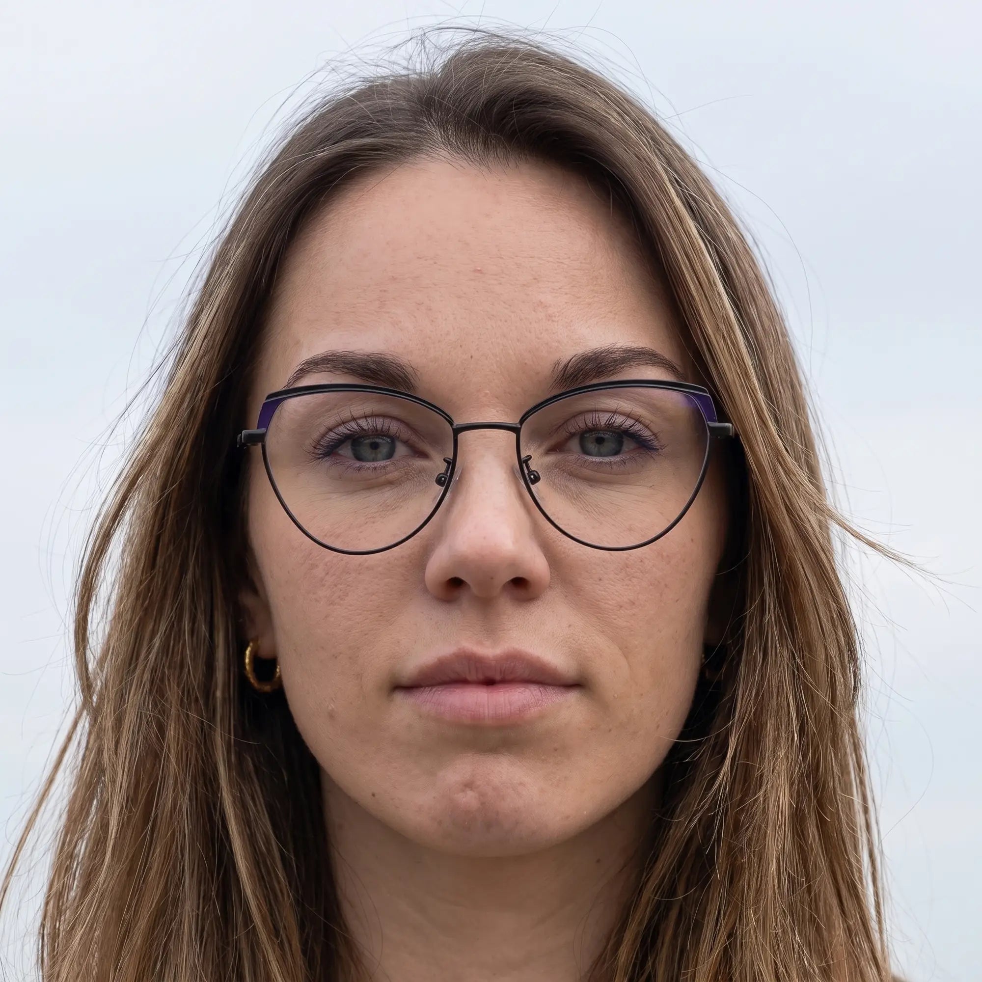 Fiore 3983 eyeglasses in black blue, worn by a model – campaign portrait, floating together in milky summer water