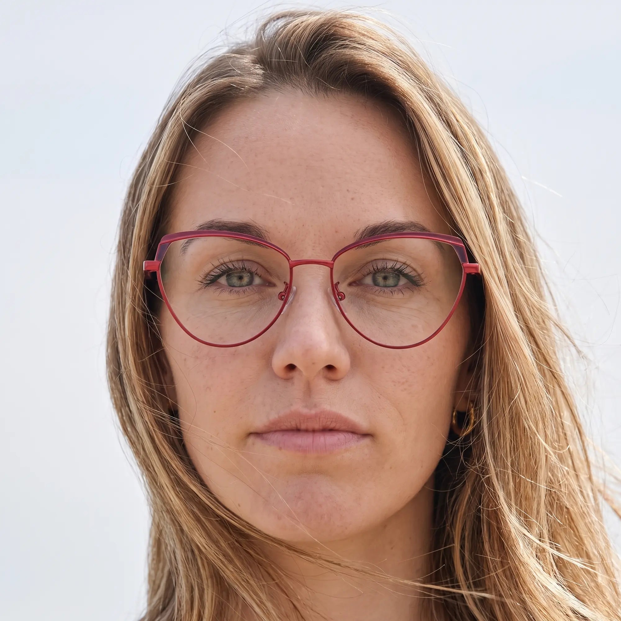Fiore 3983 eyeglasses in red black, worn by a model – campaign portrait, floating together in milky summer water