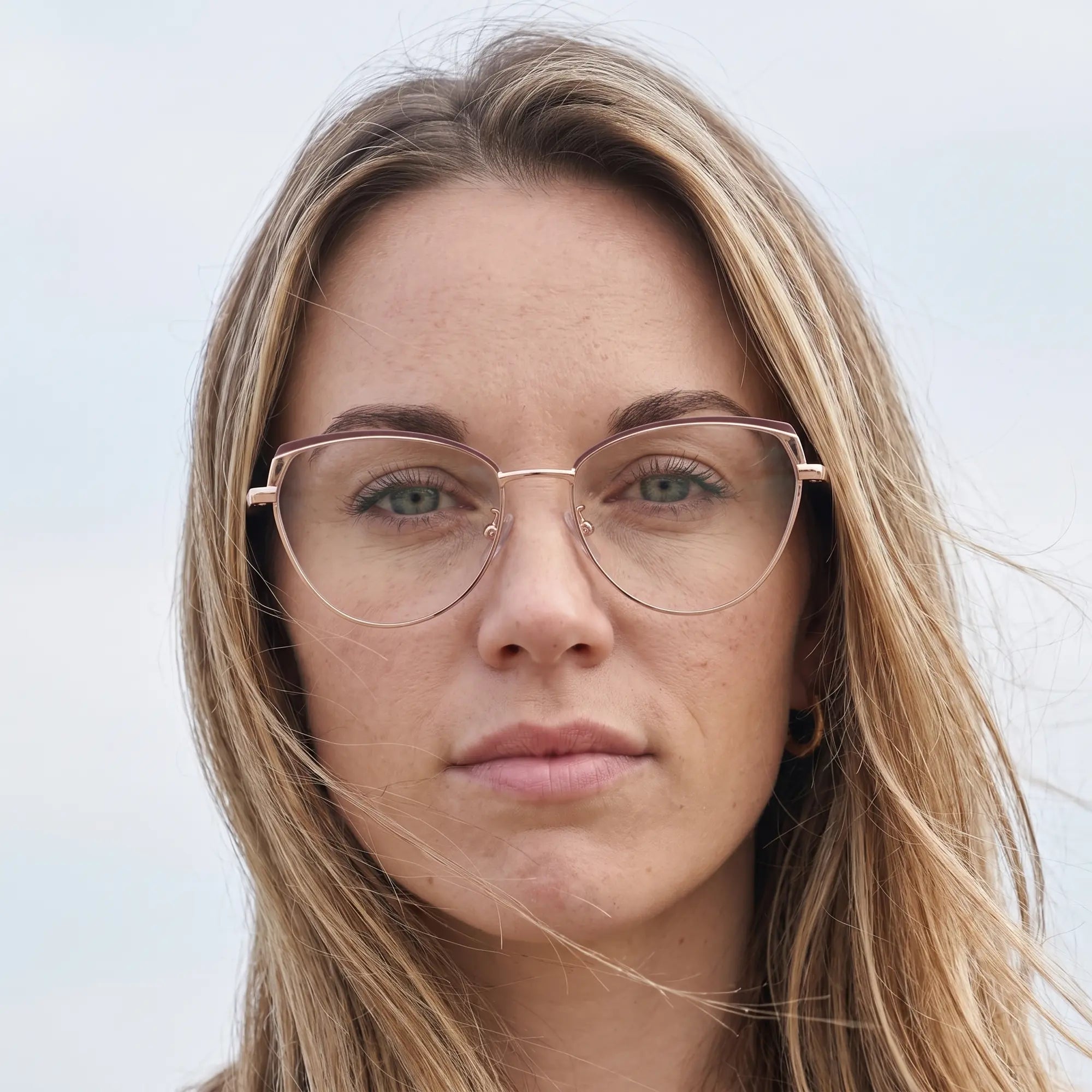 Fiore 3983 eyeglasses in brown gold, worn by a model – campaign portrait, floating together in milky summer water