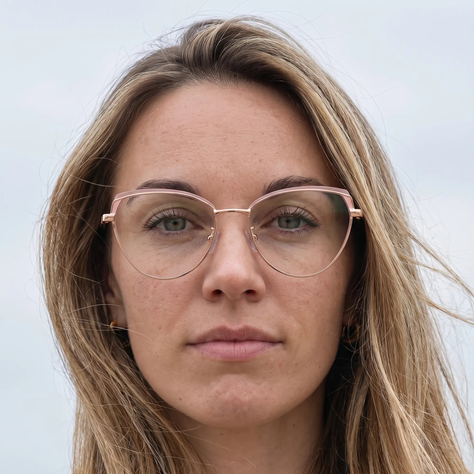 Fiore 3983 eyeglasses in pink gold, worn by a model – campaign portrait, floating together in milky summer water