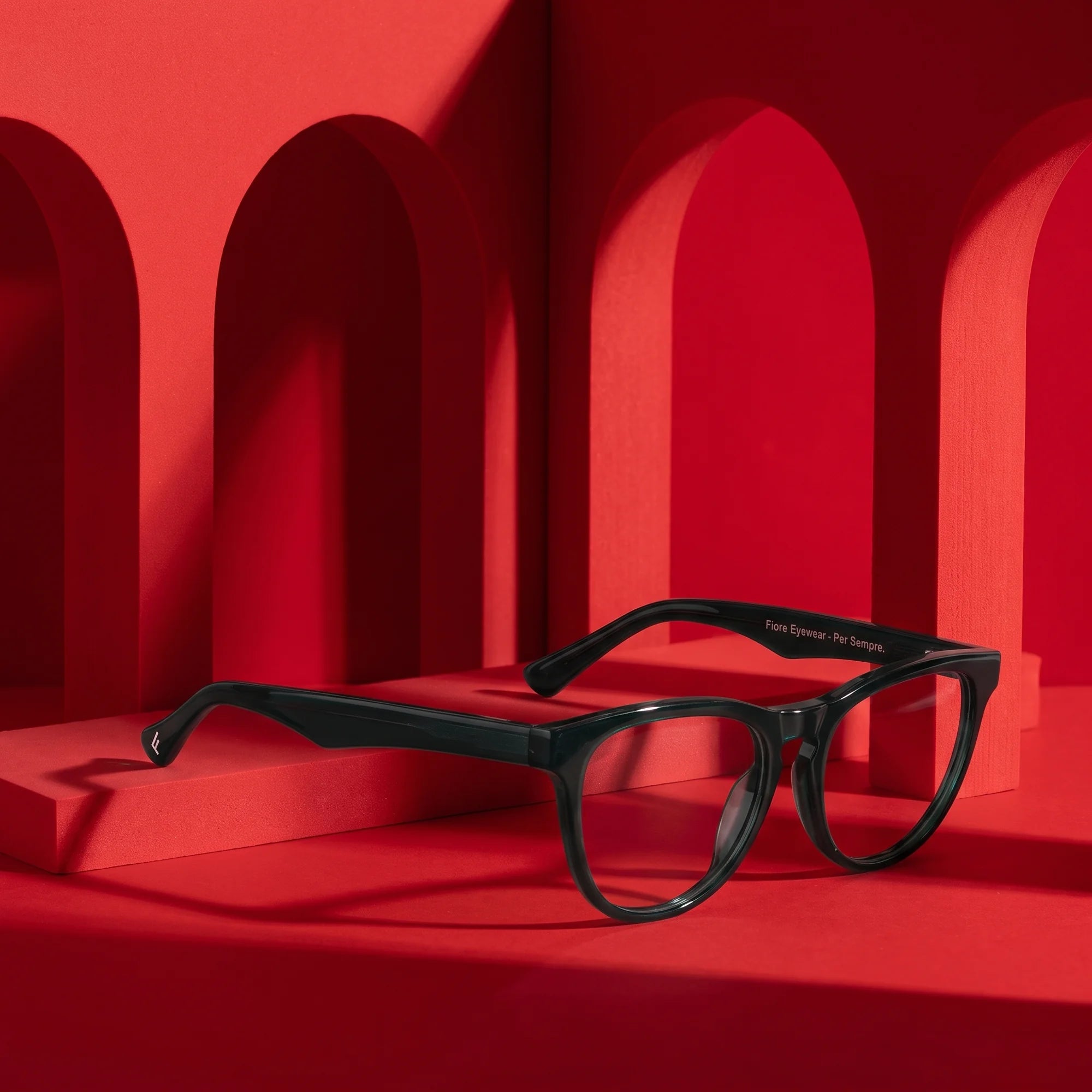 Fiore 4488 eyeglasses in green – still life among monochrome vivid red arches