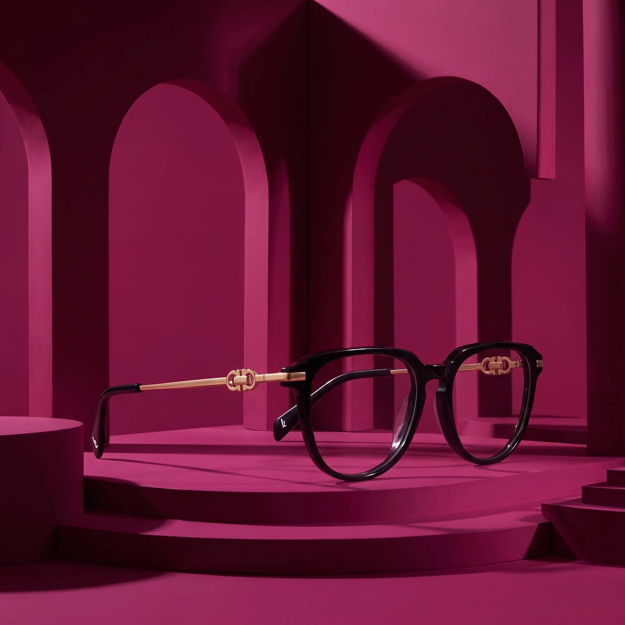 Fiore 5409 eyeglasses in black – staged on a sculptural magenta architecture set