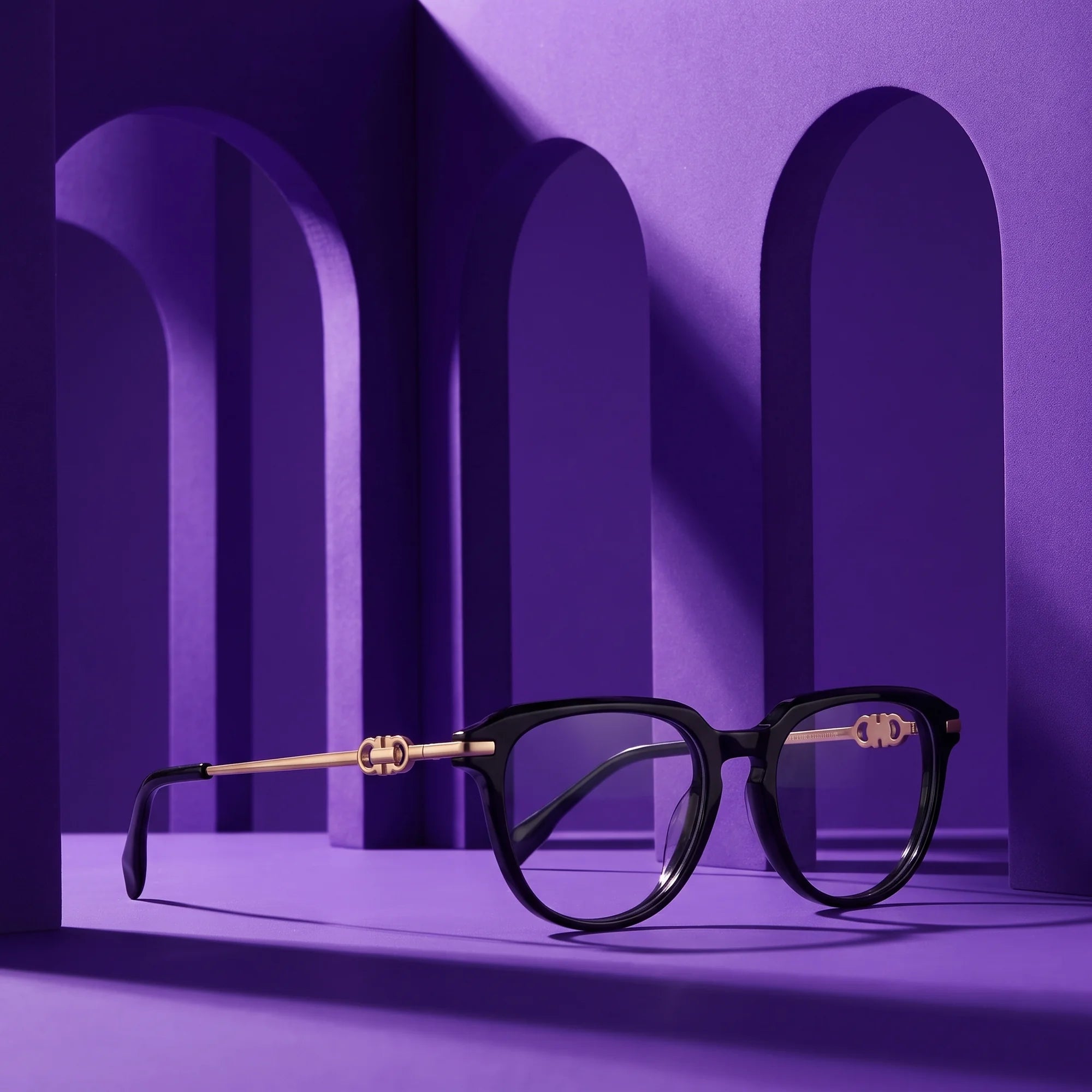 Fiore 5409 eyeglasses in black – displayed on a violet podium among arches