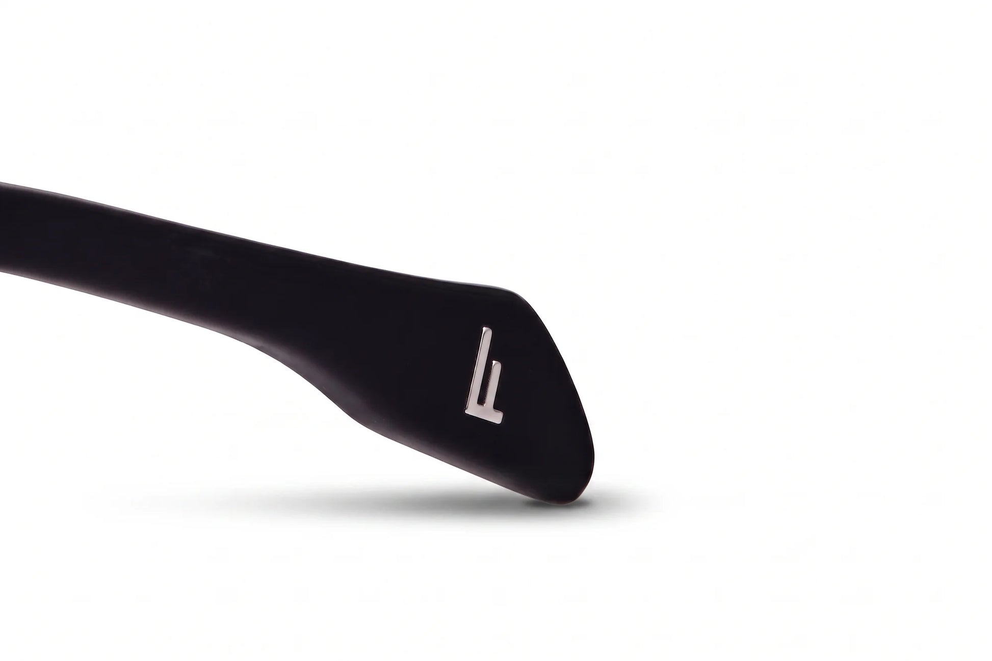 Fiore 5409 eyeglasses in black – temple logo detail