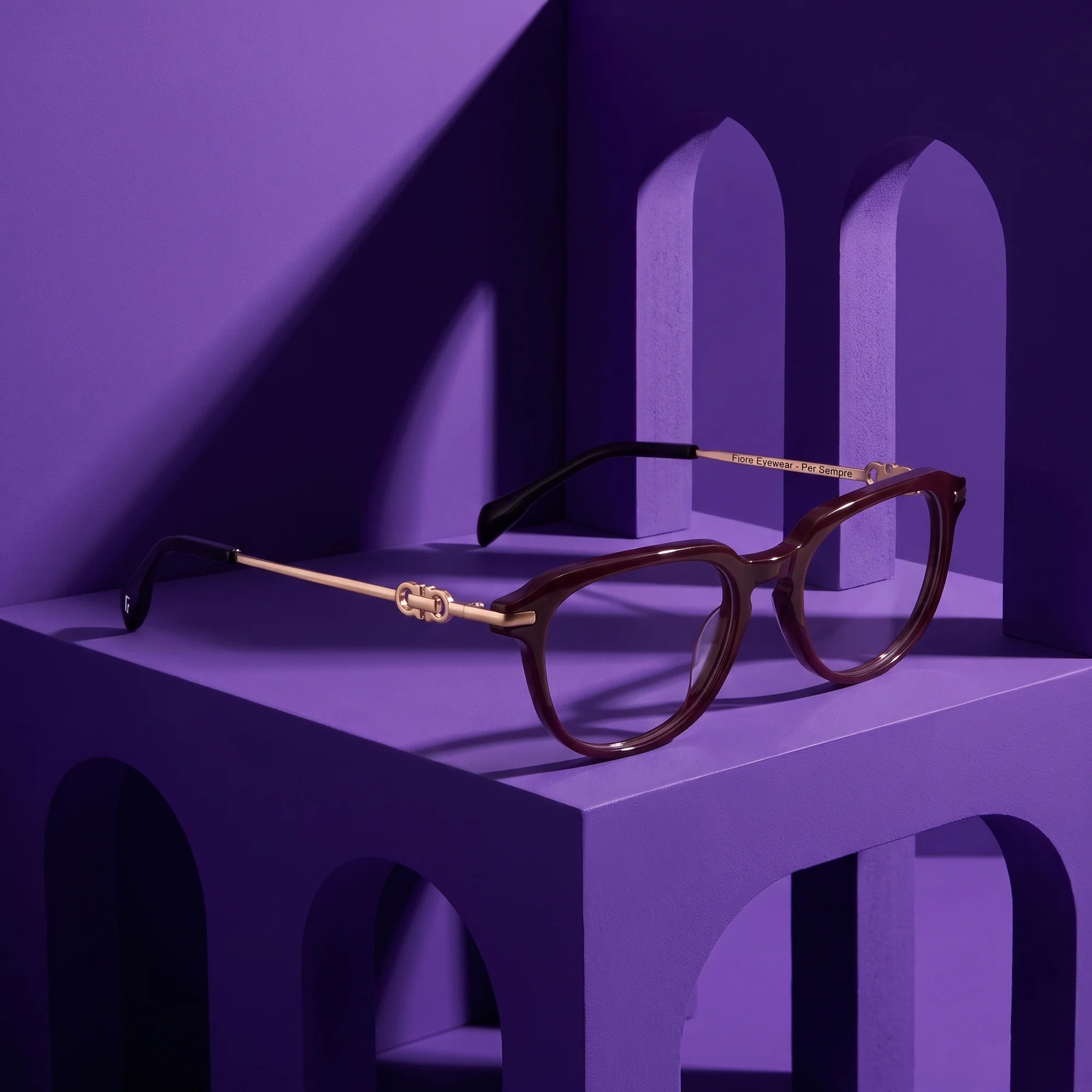 Fiore 5409 eyeglasses in brown red – still life among monochrome violet arches