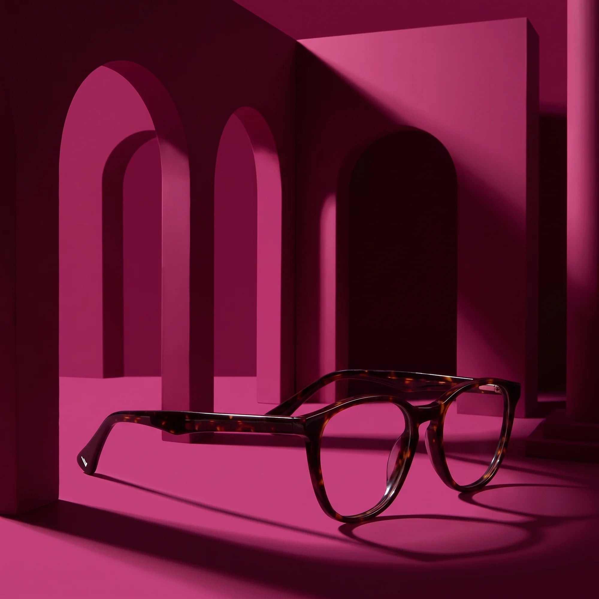 Fiore 7046 eyeglasses in tortoiseshell – staged on a sculptural magenta architecture set