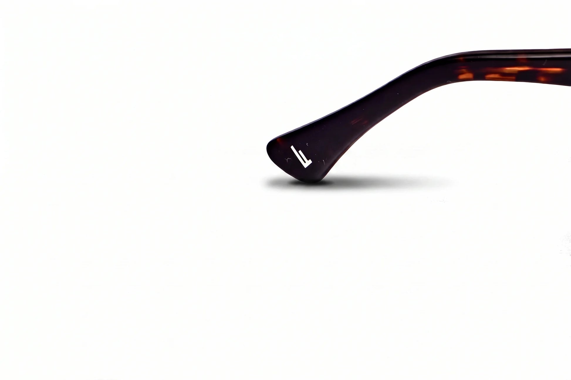 Fiore 7046 eyeglasses in tortoiseshell – temple logo detail
