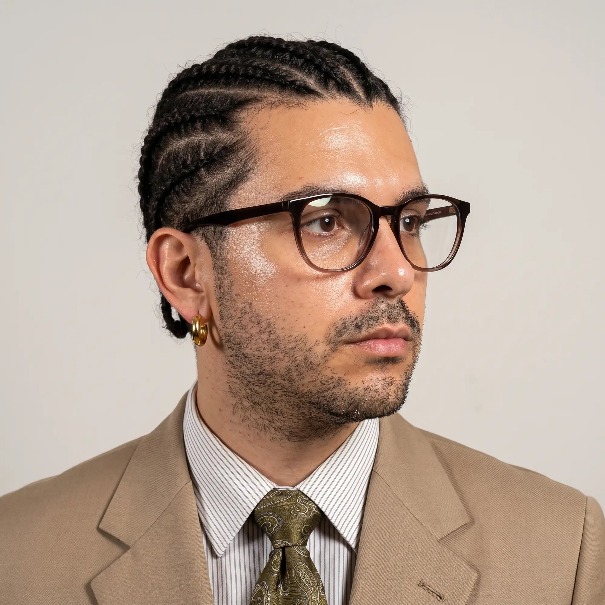 Fiore 7046 eyeglasses in gradual brown, worn by a model – campaign portrait, clean beige studio three-quarter portrait