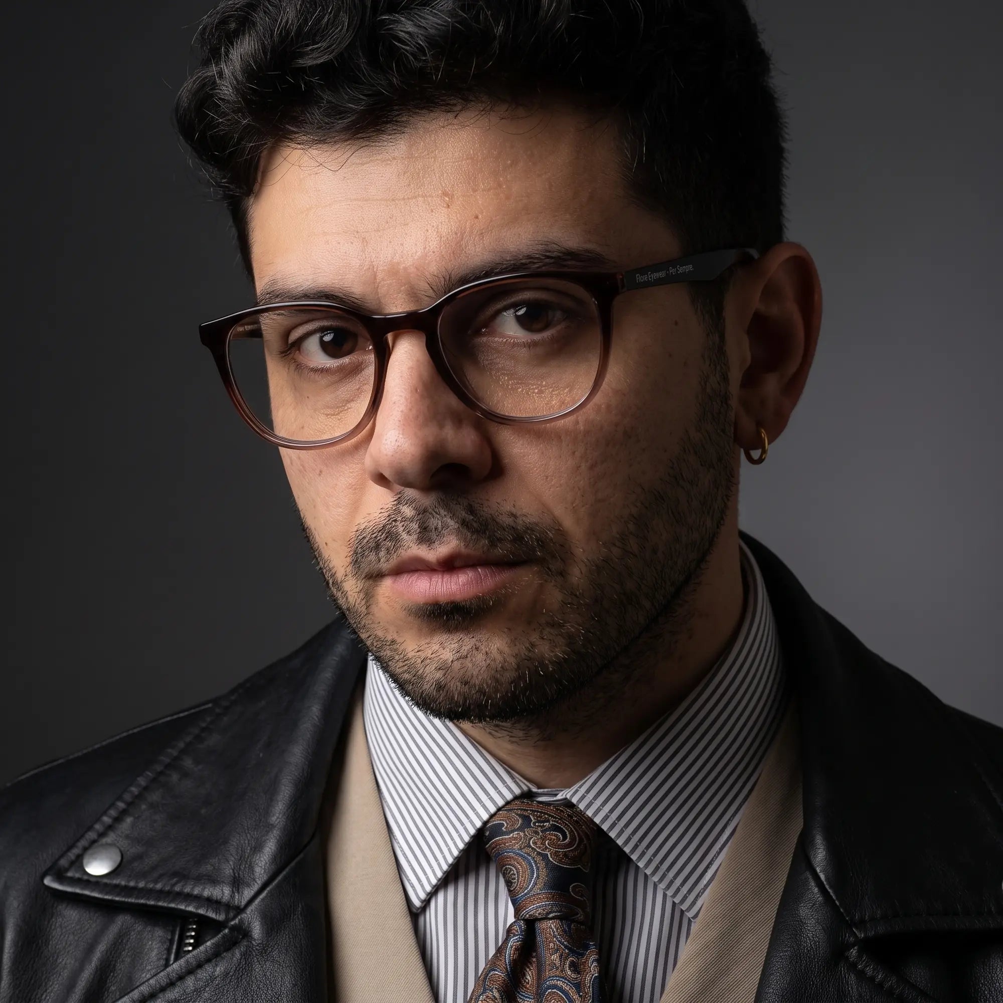 Fiore 7046 eyeglasses in gradual brown, worn by a model – campaign portrait, minimal studio portrait in soft daylight